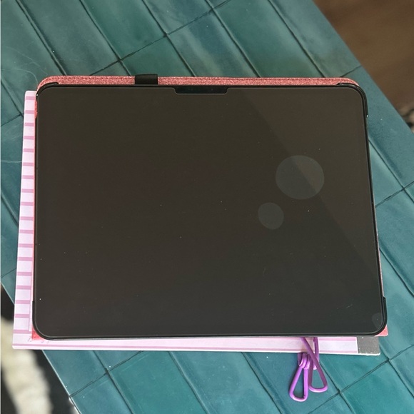 Apple iPad Pro with iPadOS 18.6.2 - Black with gold leopard print - Picture 3 of 6